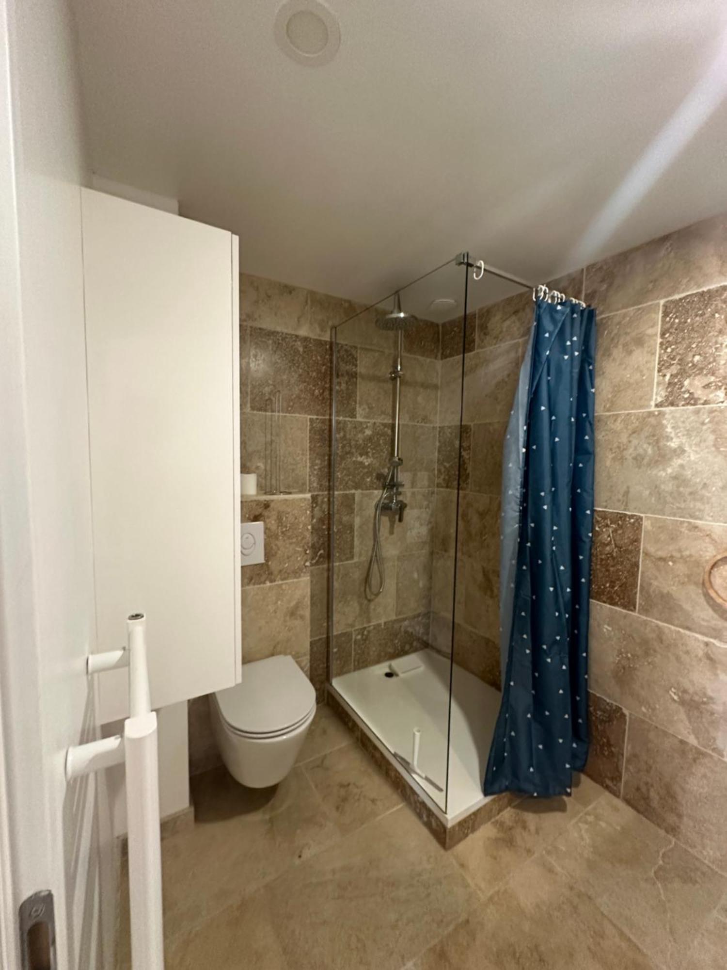 Appartement Avec Vue Sur L Eglise Des Saintes Ngoại thất bức ảnh