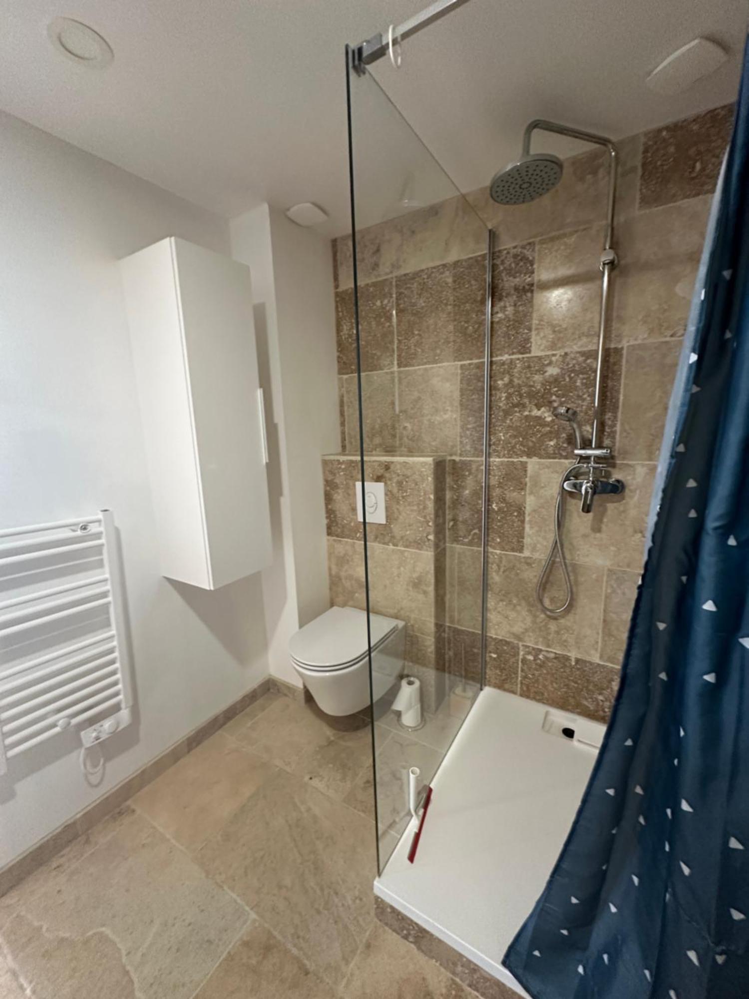 Appartement Avec Vue Sur L Eglise Des Saintes Ngoại thất bức ảnh