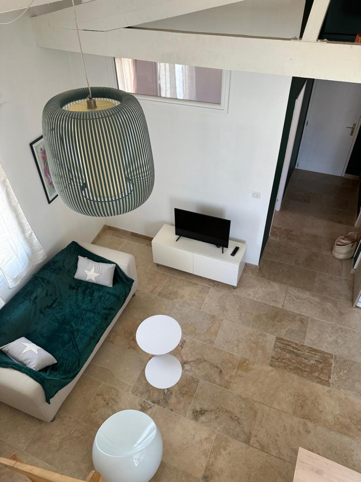 Appartement Avec Vue Sur L Eglise Des Saintes Ngoại thất bức ảnh