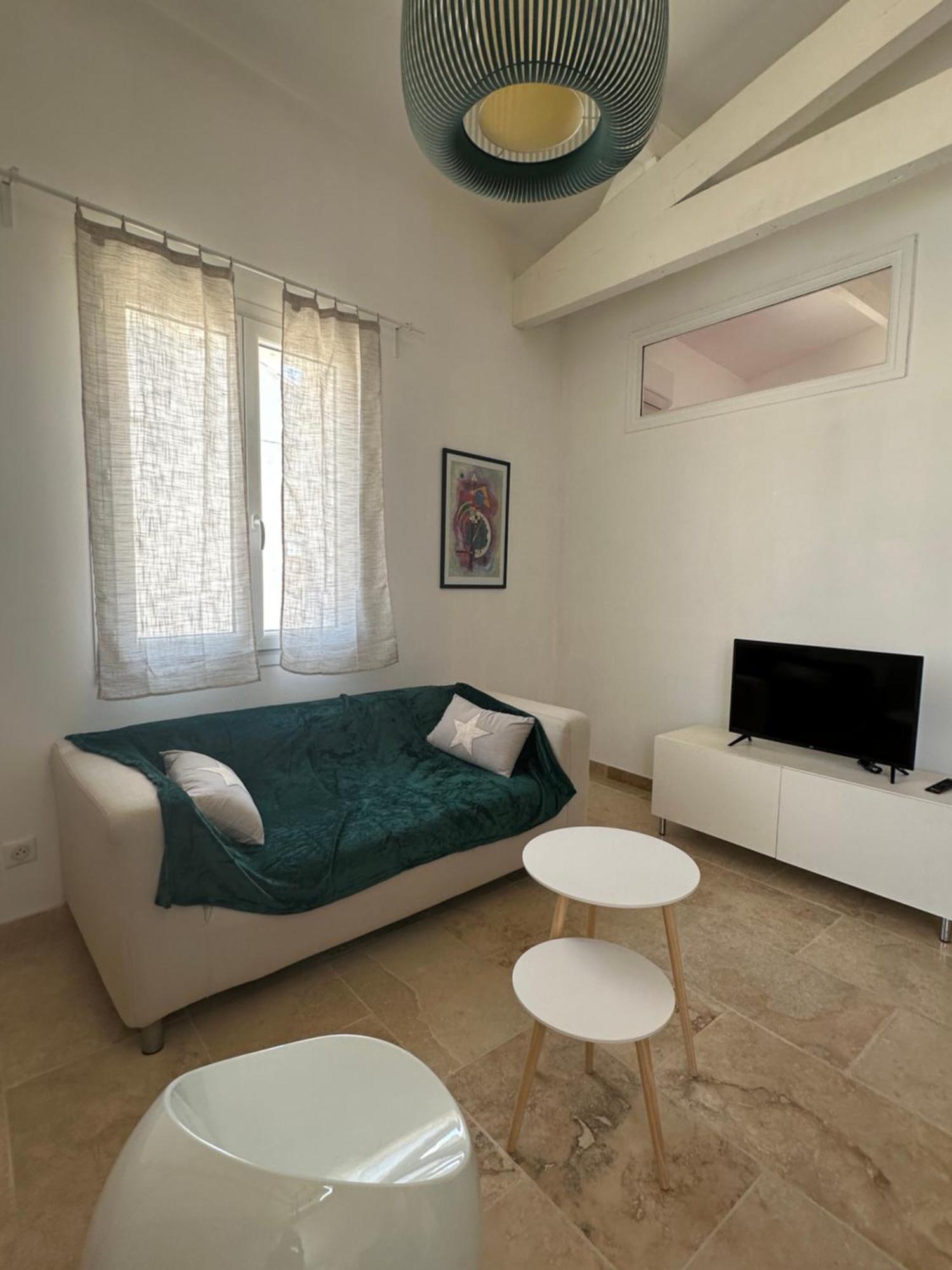 Appartement Avec Vue Sur L Eglise Des Saintes Ngoại thất bức ảnh