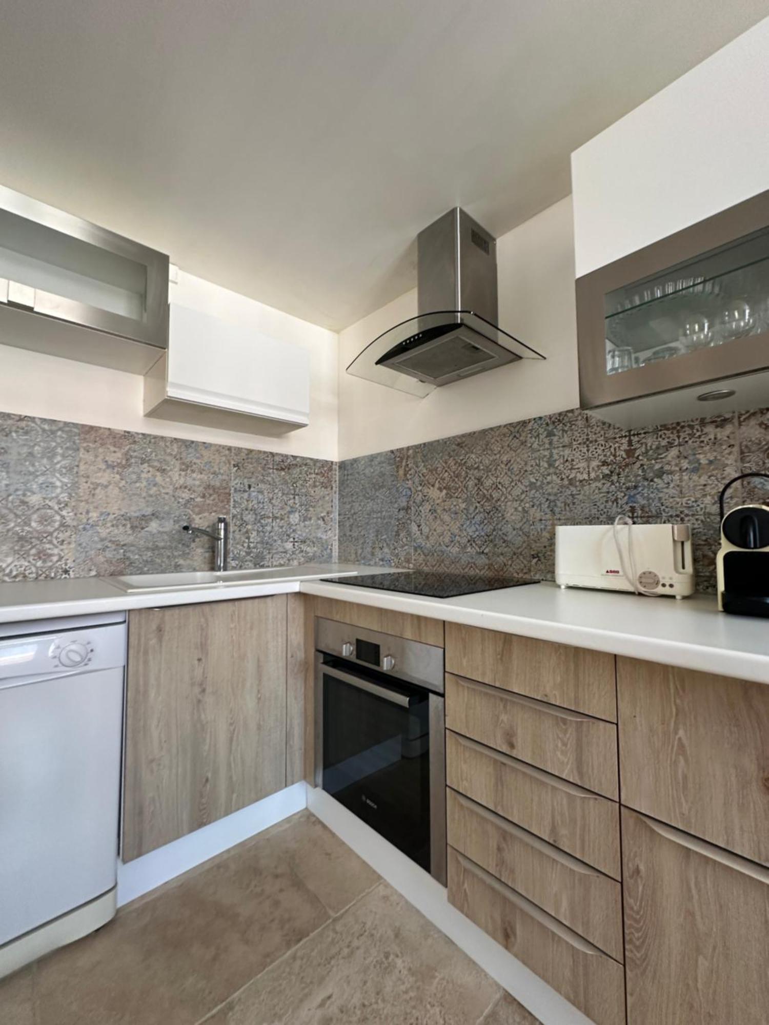 Appartement Avec Vue Sur L Eglise Des Saintes Ngoại thất bức ảnh