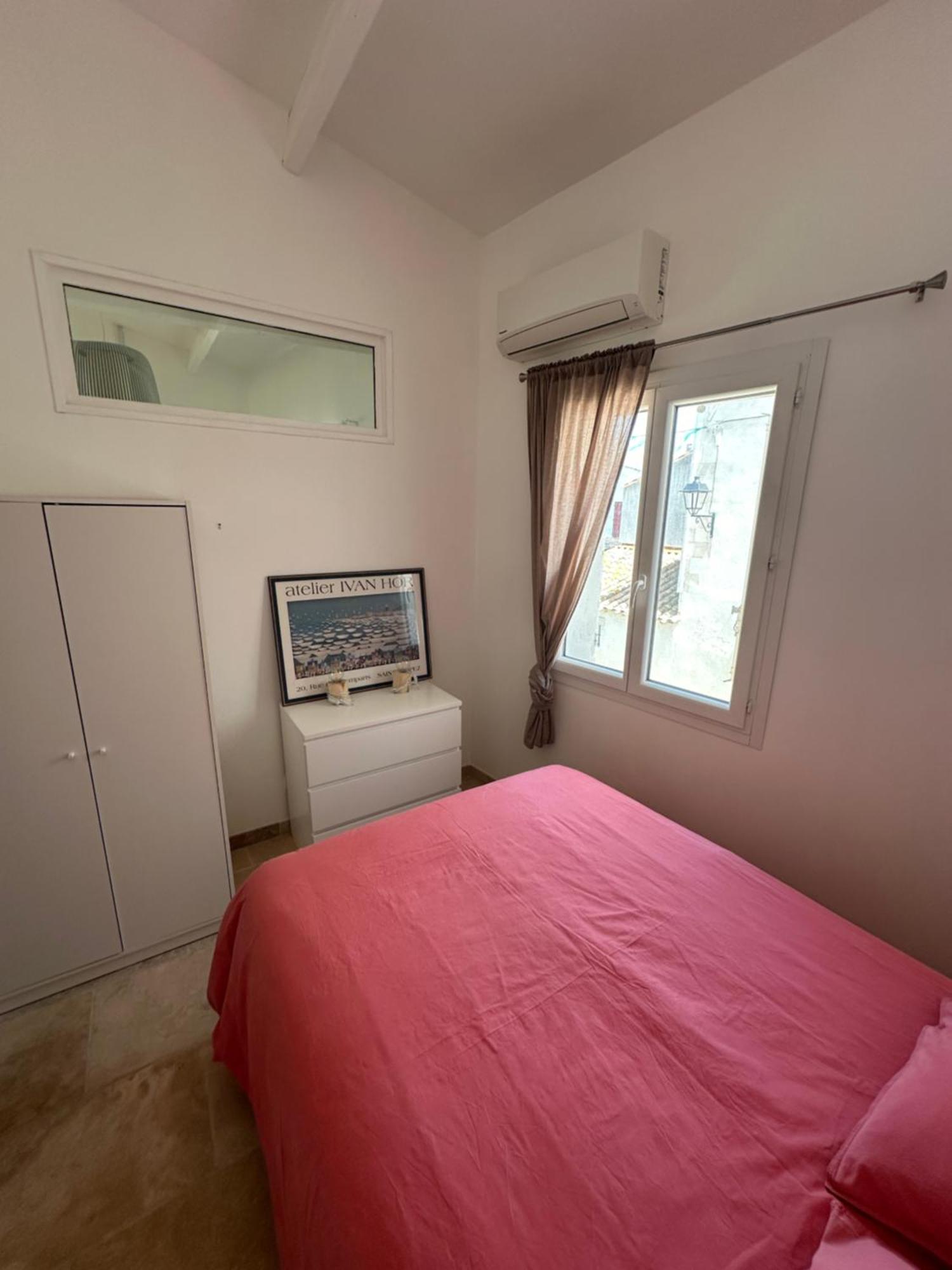 Appartement Avec Vue Sur L Eglise Des Saintes Ngoại thất bức ảnh