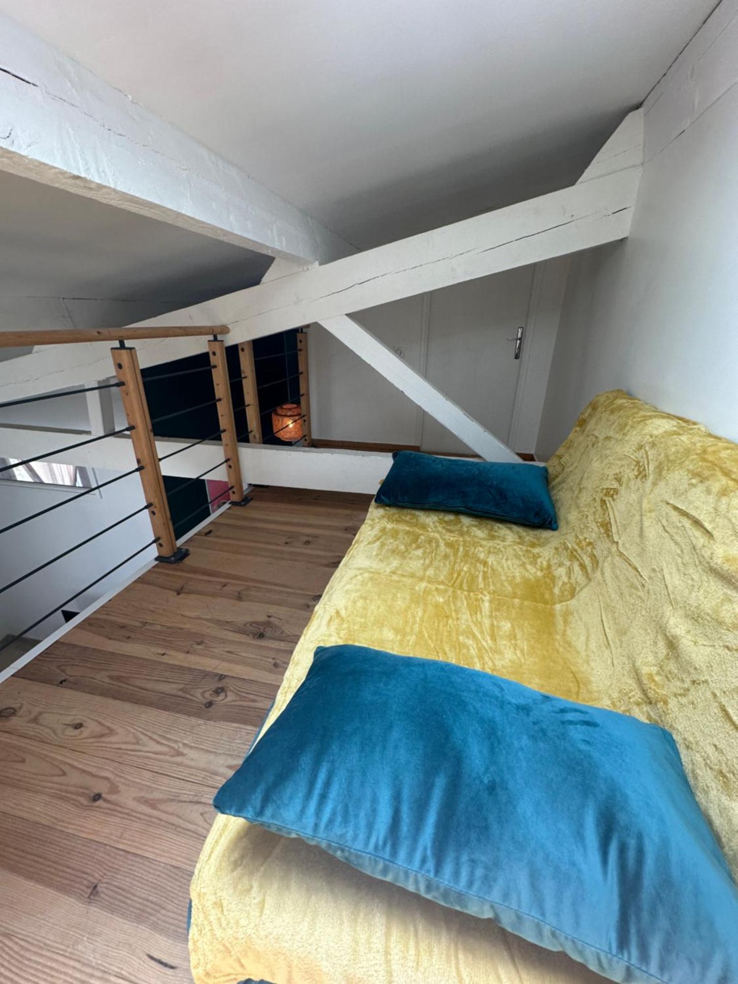 Appartement Avec Vue Sur L Eglise Des Saintes Ngoại thất bức ảnh