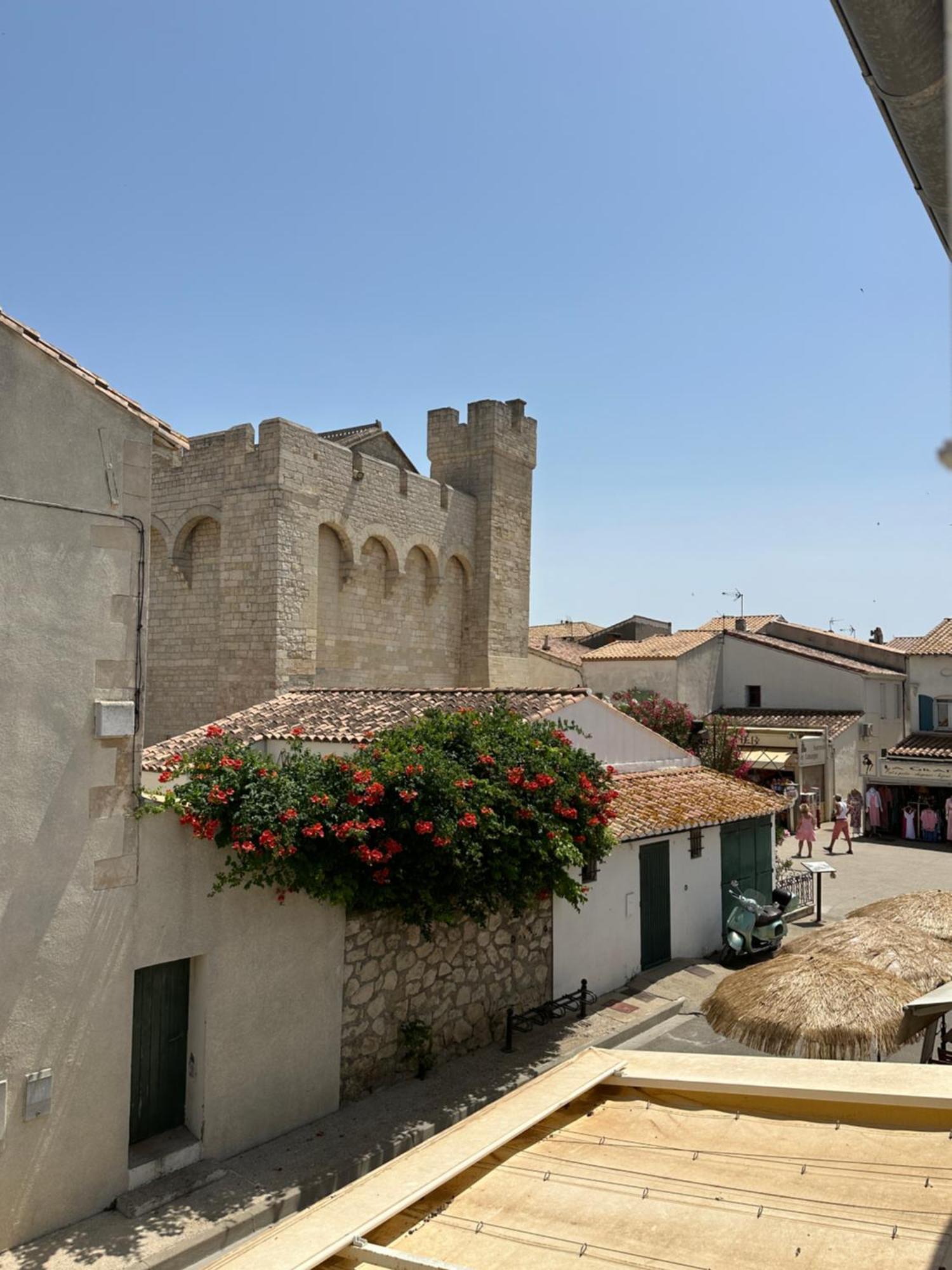 Appartement Avec Vue Sur L Eglise Des Saintes Ngoại thất bức ảnh