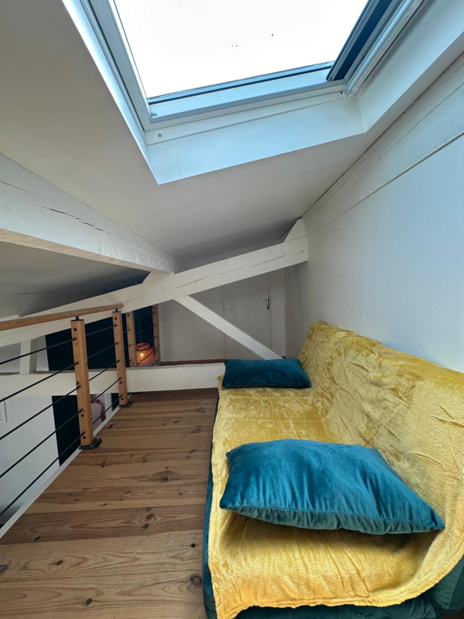 Appartement Avec Vue Sur L Eglise Des Saintes Ngoại thất bức ảnh