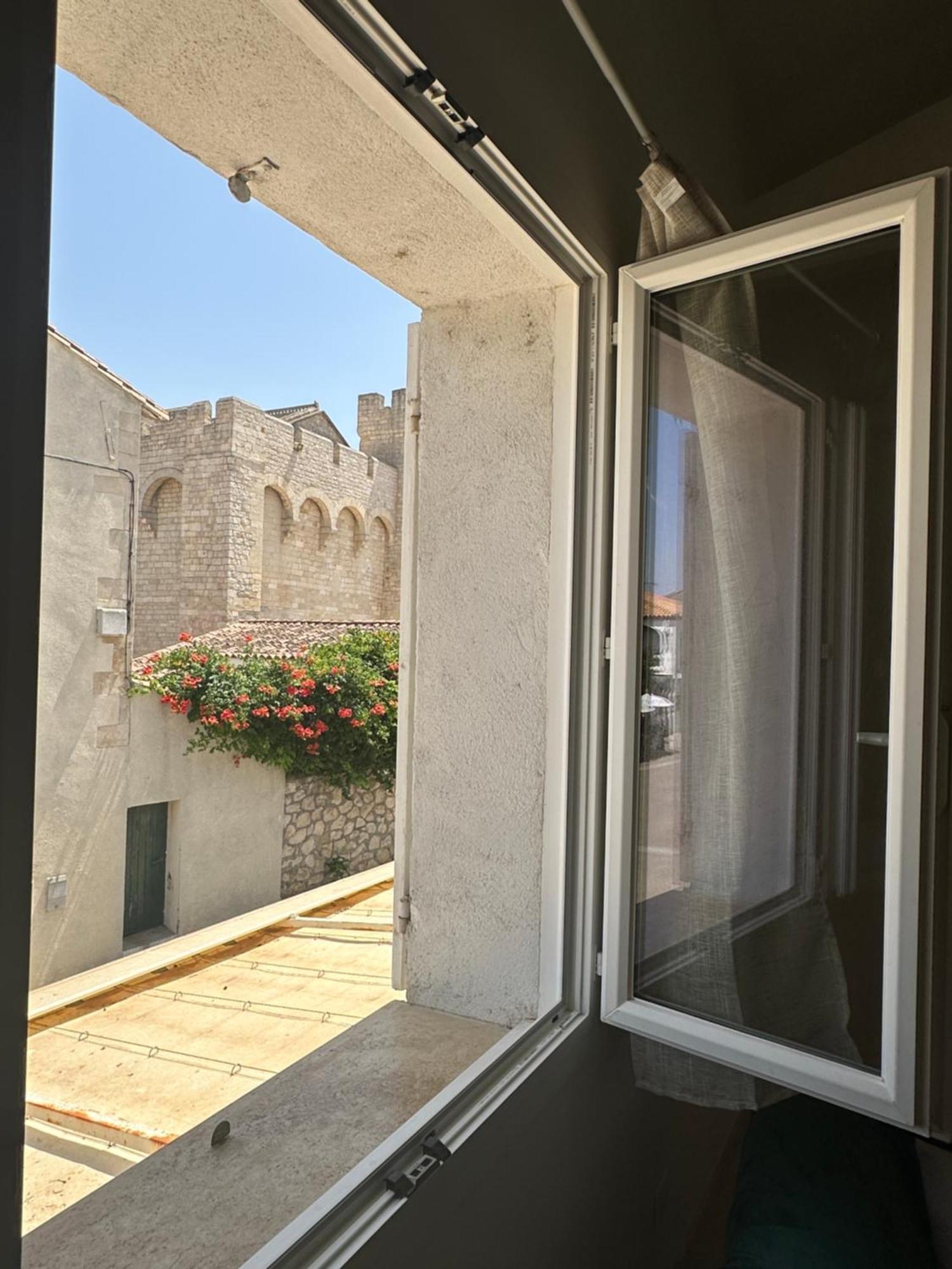 Appartement Avec Vue Sur L Eglise Des Saintes Ngoại thất bức ảnh